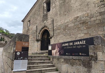 La entrada del museo en la iglesia de Santiago.