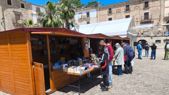 Visitantes de la Feria del Libro, ayer.