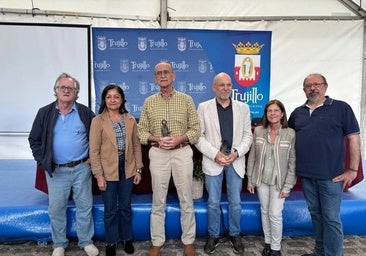 Galardonados e integrantes de la organización.