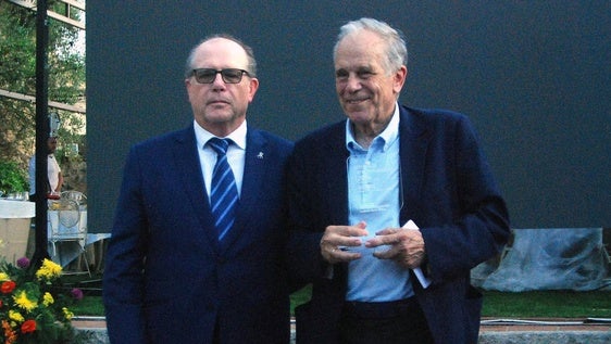 Jaime de Salas, junto con el concejal Eduardo Diz, en la entrega del premio.