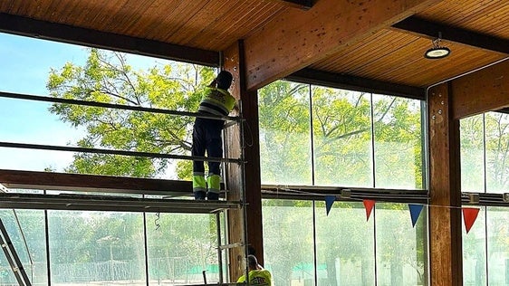 Trabajos en la piscina climatizada.