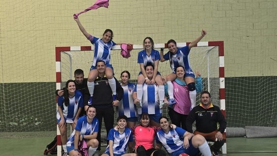 Jugadoras del Club Atlético San José junto a su equipo técnico.