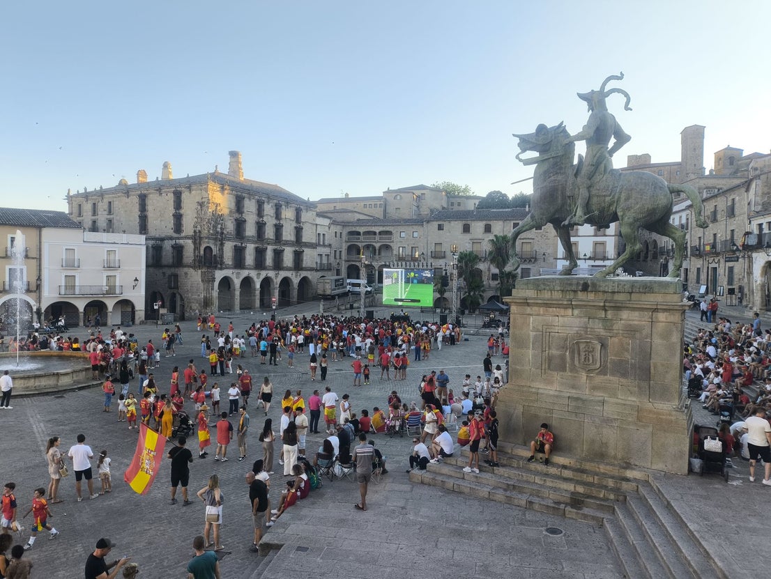 Cientos de personas celebran la victoria de España en la Plaza Mayor