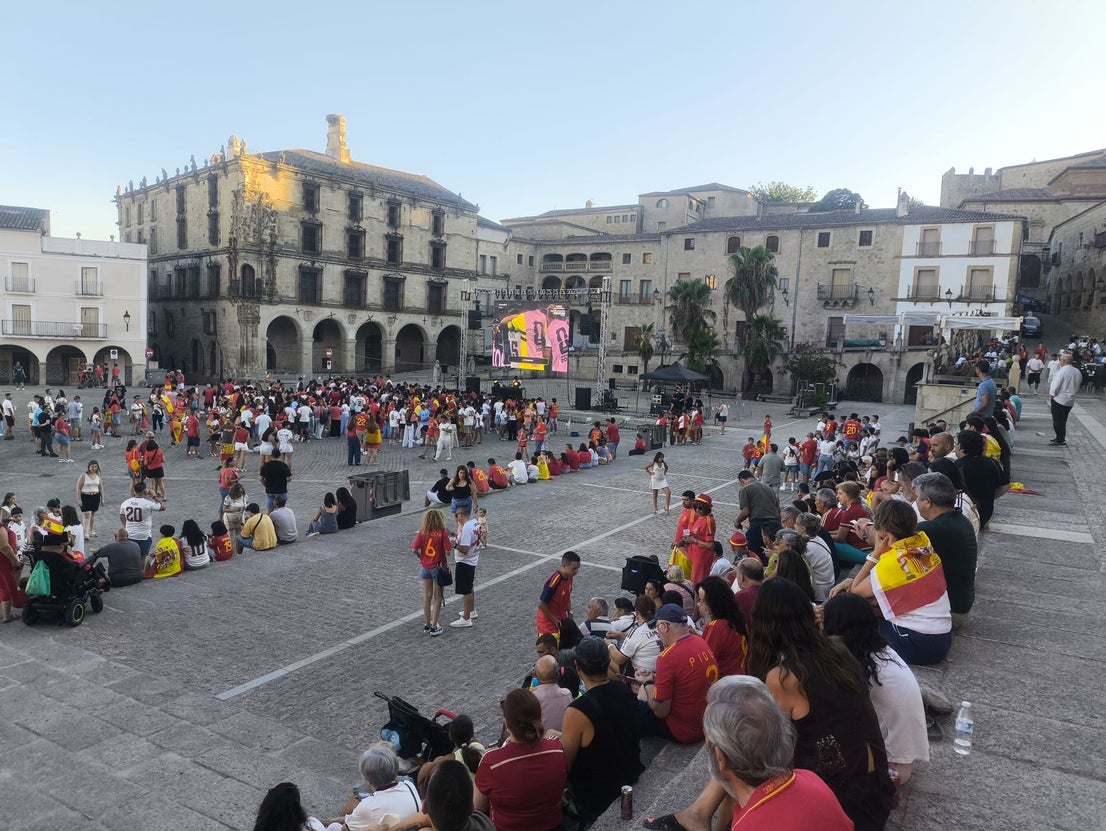 Cientos de personas celebran la victoria de España en la Plaza Mayor