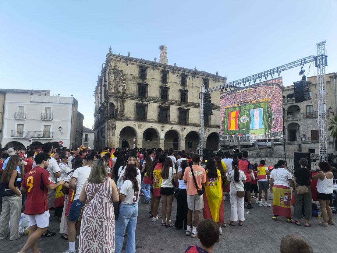 Cientos de personas celebran la victoria de España en la Plaza Mayor