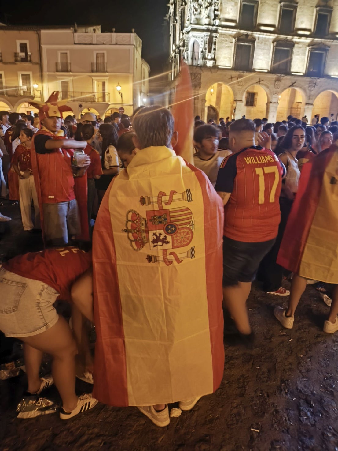 Cientos de personas celebran la victoria de España en la Plaza Mayor