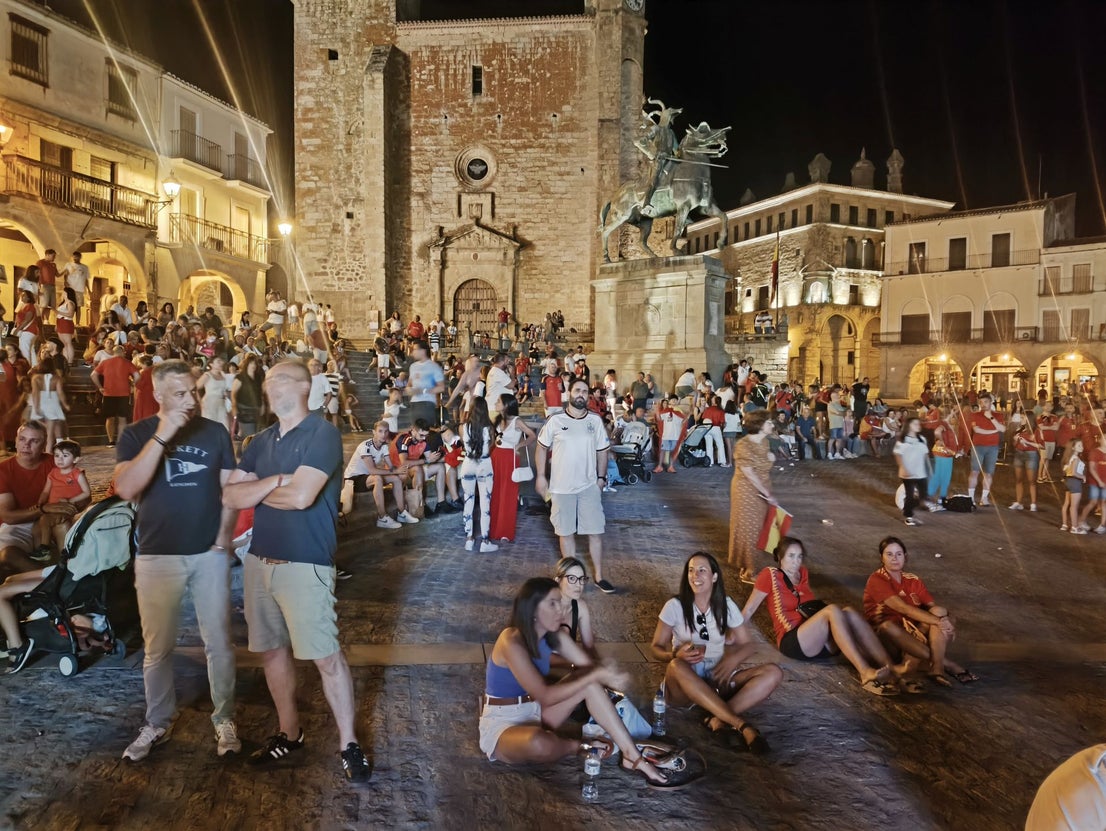 Cientos de personas celebran la victoria de España en la Plaza Mayor