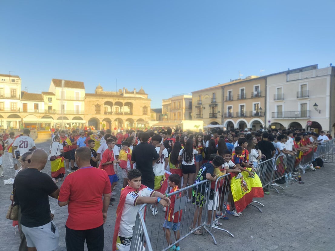 Cientos de personas celebran la victoria de España en la Plaza Mayor