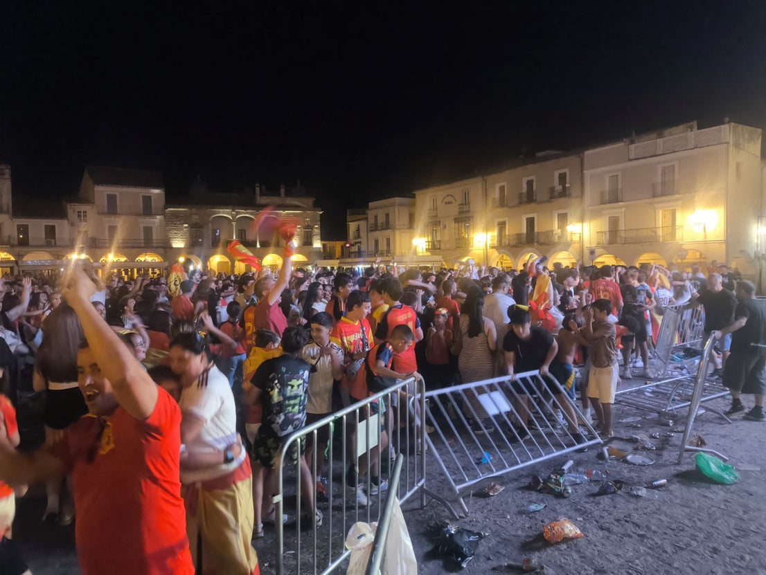 Cientos de personas celebran la victoria de España en la Plaza Mayor