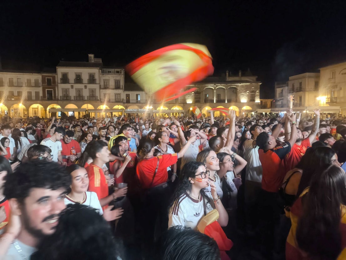 Cientos de personas celebran la victoria de España en la Plaza Mayor
