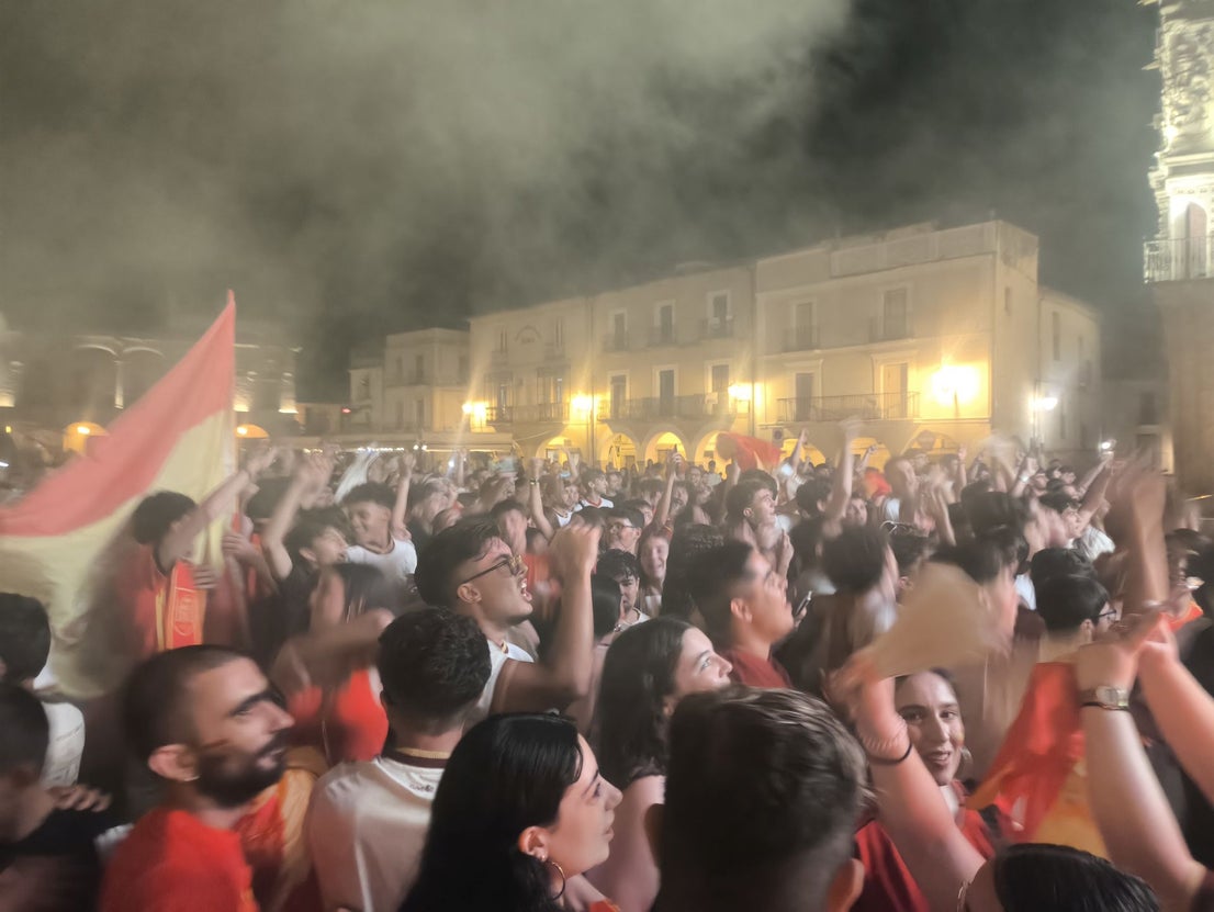 Cientos de personas celebran la victoria de España en la Plaza Mayor