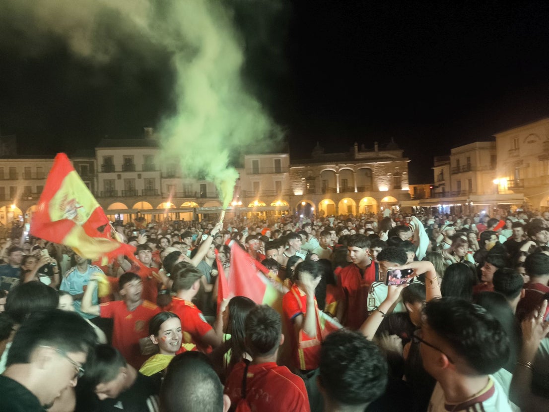 Cientos de personas celebran la victoria de España en la Plaza Mayor