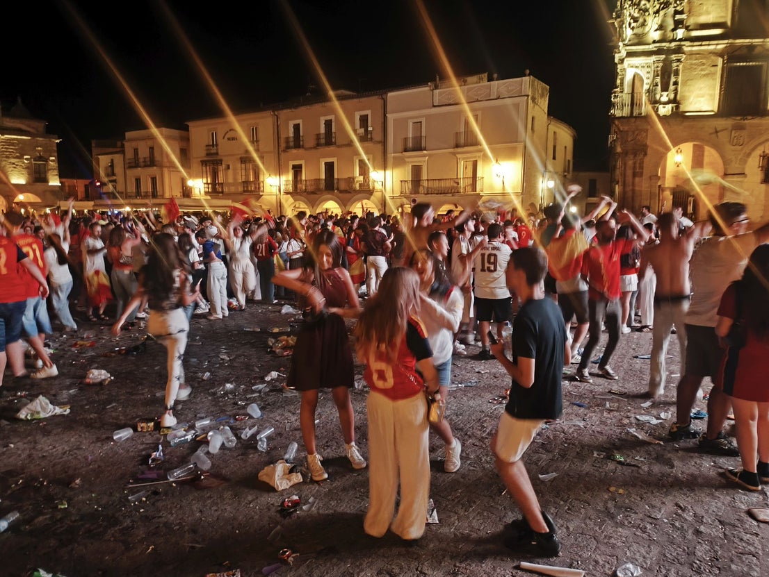 Cientos de personas celebran la victoria de España en la Plaza Mayor