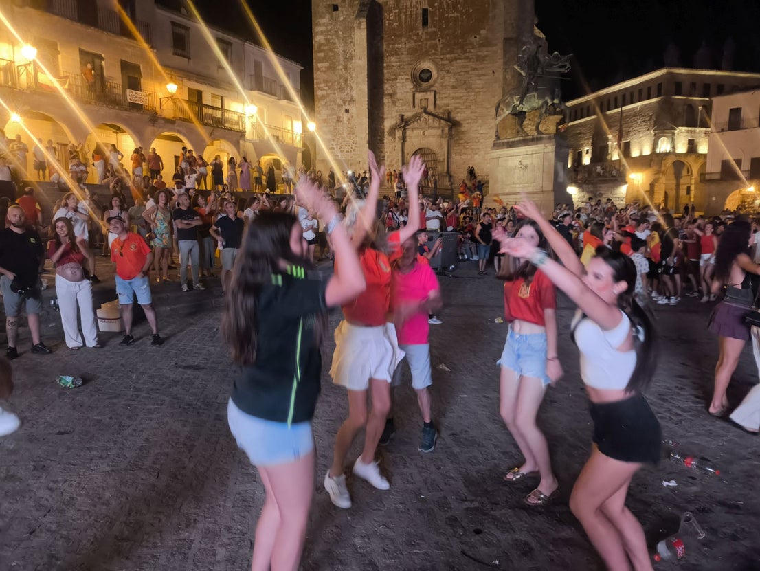 Cientos de personas celebran la victoria de España en la Plaza Mayor