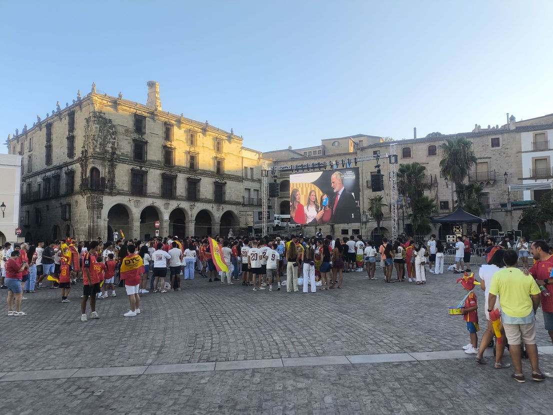 Cientos de personas celebran la victoria de España en la Plaza Mayor