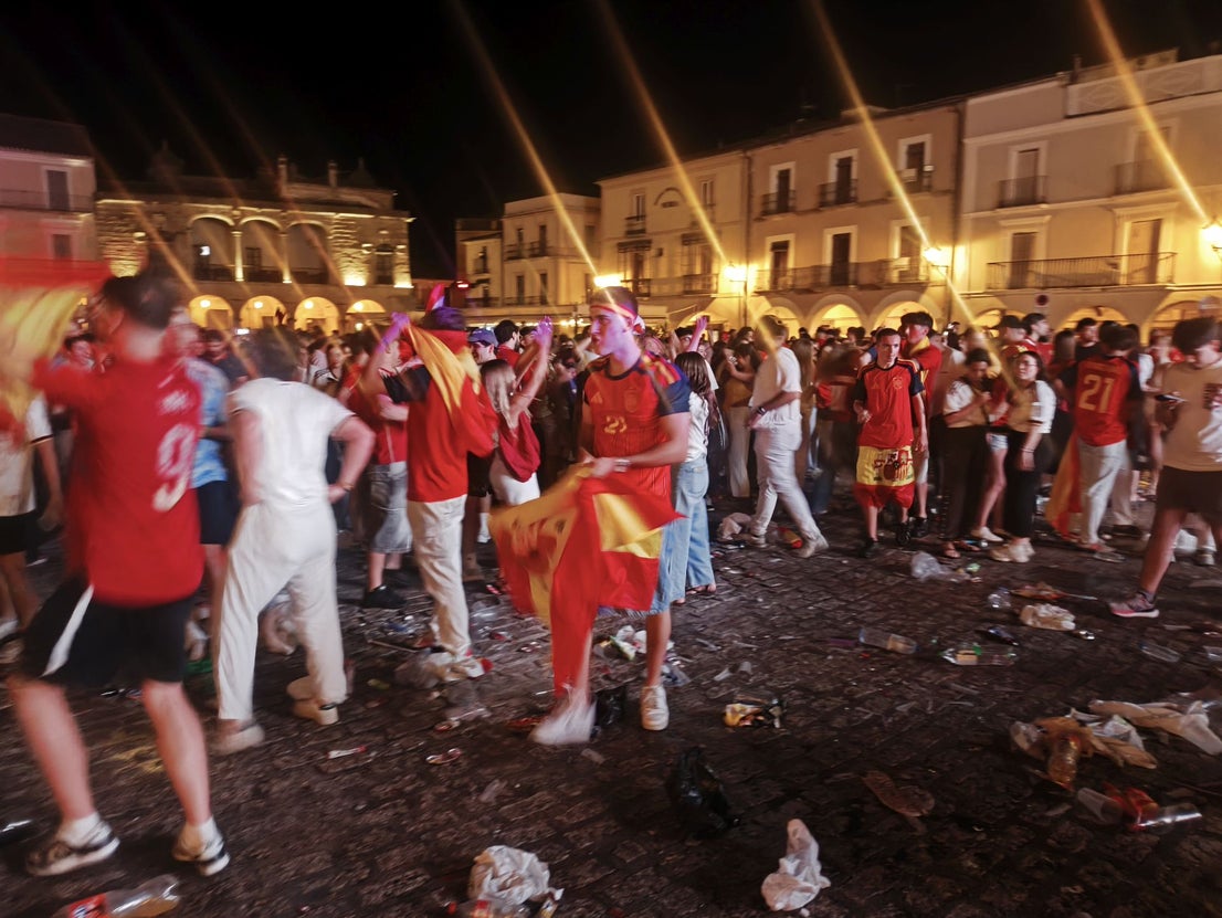 Cientos de personas celebran la victoria de España en la Plaza Mayor