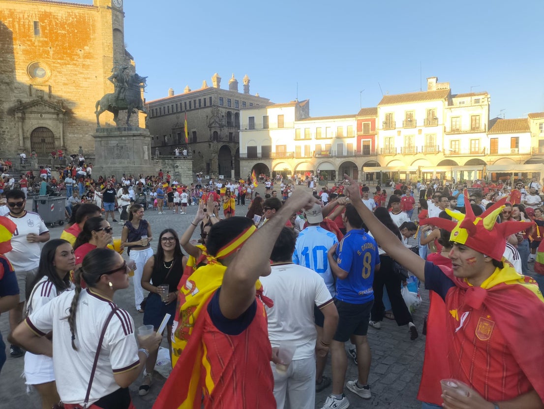 Cientos de personas celebran la victoria de España en la Plaza Mayor