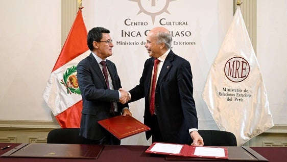 Firma del acuerdo entre los representantes de ambas instituciones