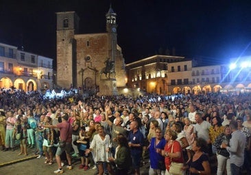 Asistentes a una de las actuaciones en la plaza Mayor en una edición anterior.