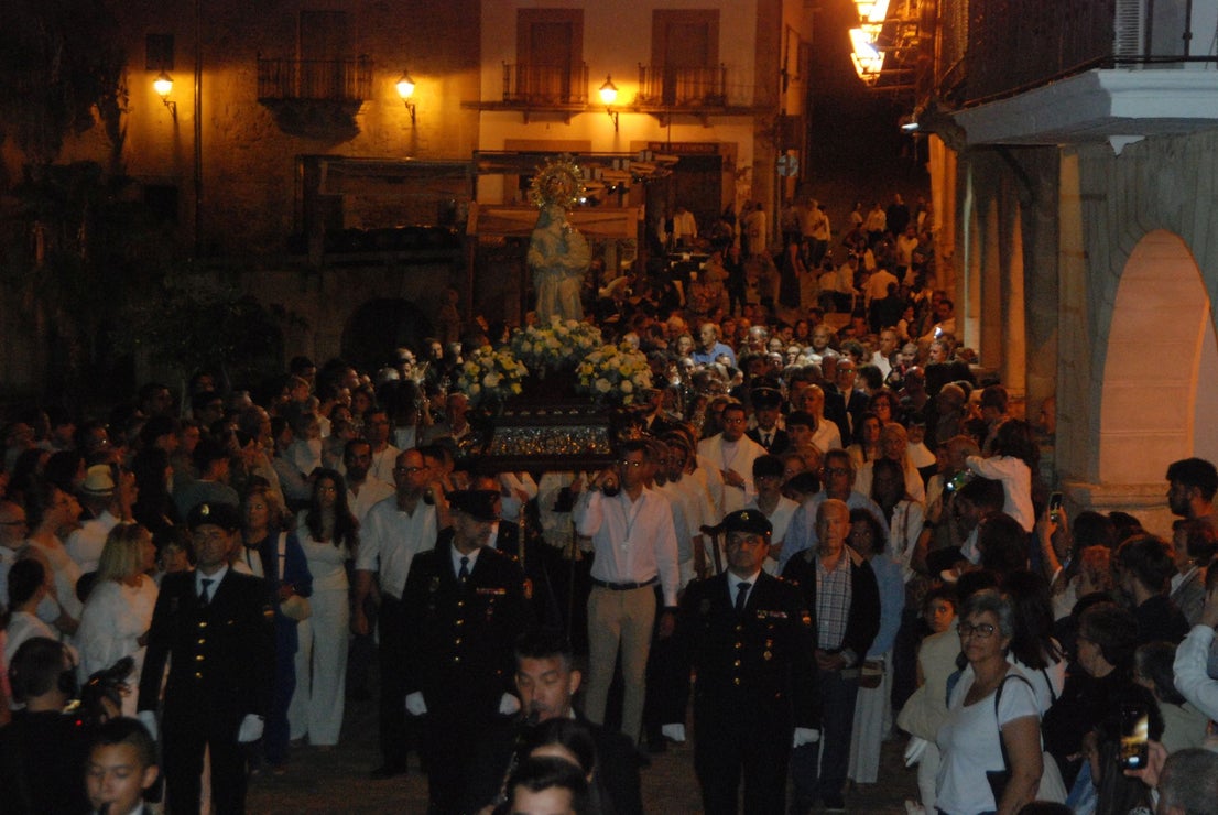 La Patrona llega a la iglesia de San Martín