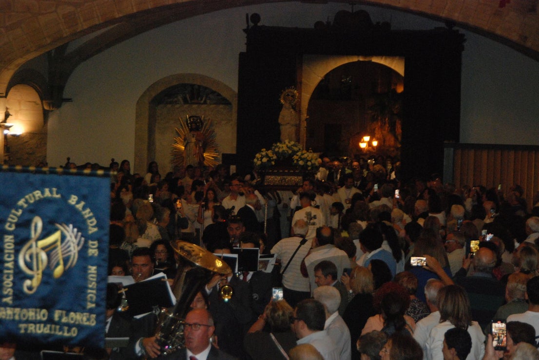 La Patrona llega a la iglesia de San Martín