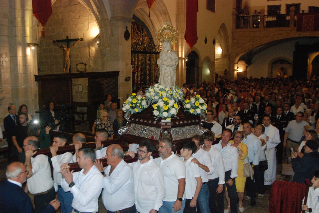 La Patrona llega a la iglesia de San Martín