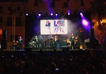 Cantores de Híspalis en la plaza Mayor, este viernes.