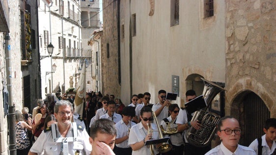 Subida en procesión de la Patrona desde la iglesia de San Martín hasta el castillo.