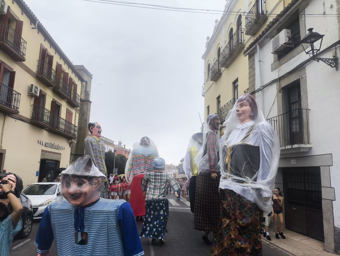 Los gigantes y cabezudos por las calles de la ciudad