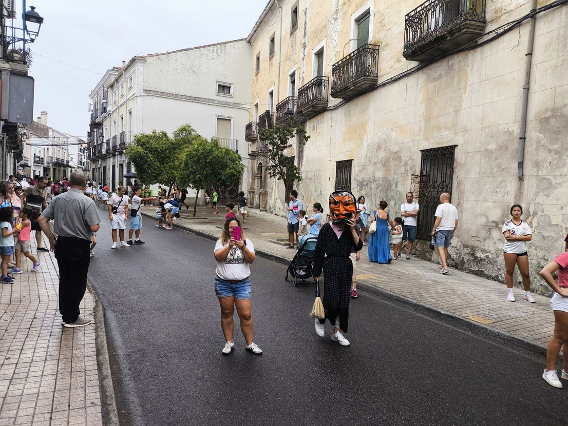 Los gigantes y cabezudos por las calles de la ciudad