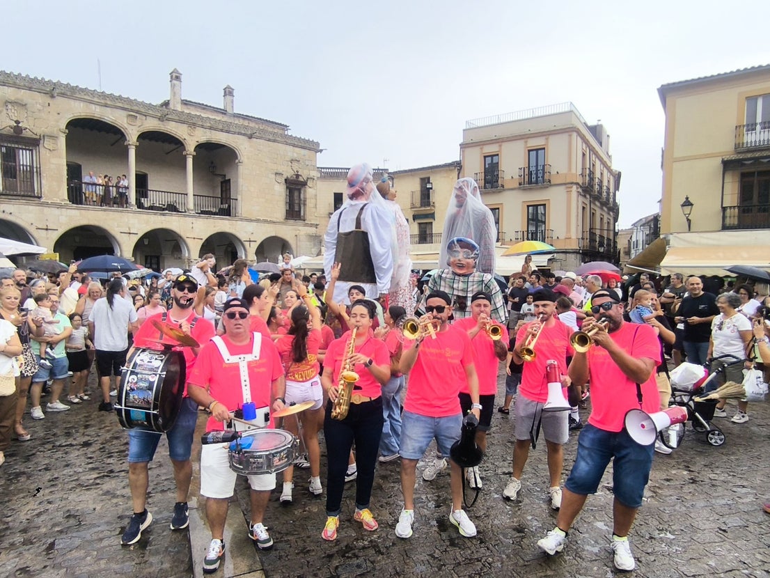 Los gigantes y cabezudos por las calles de la ciudad