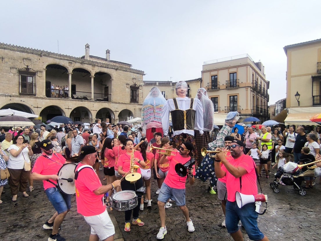 Los gigantes y cabezudos por las calles de la ciudad