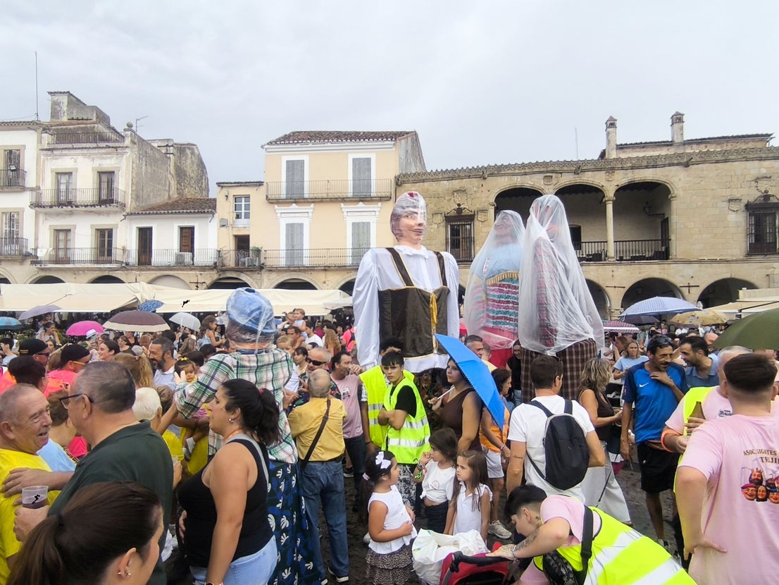 Los gigantes y cabezudos por las calles de la ciudad