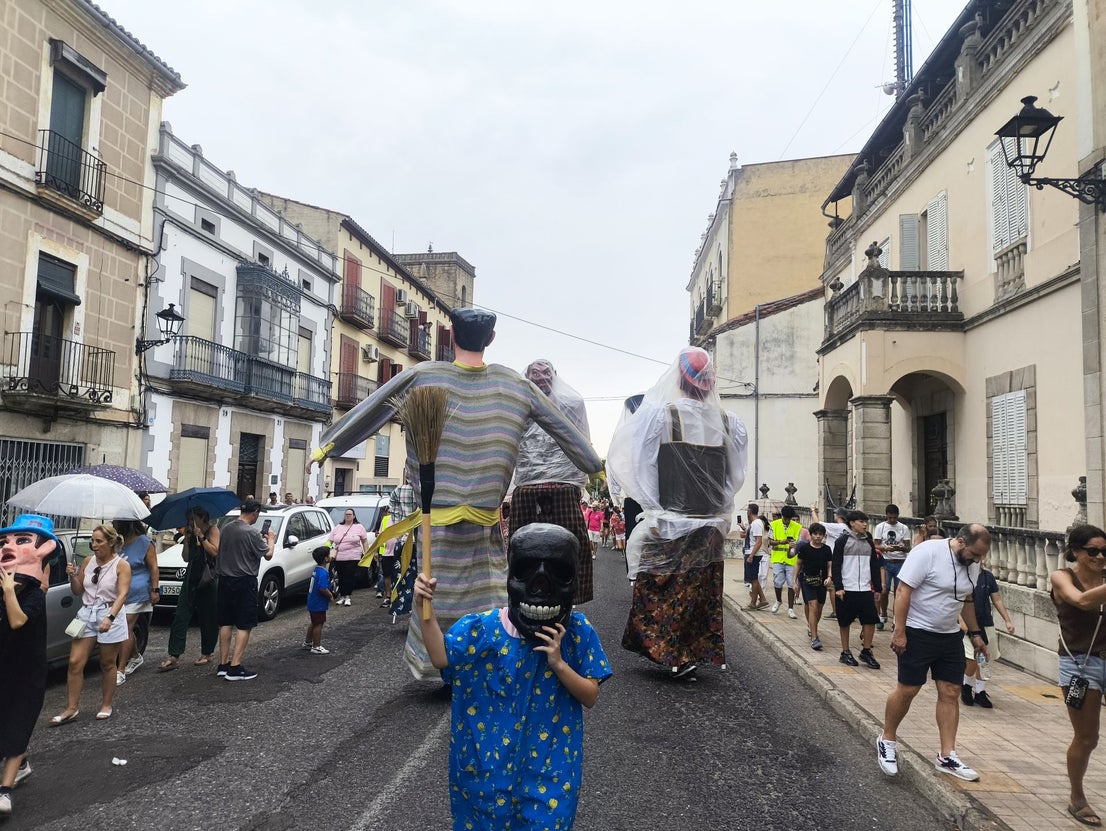 Los gigantes y cabezudos por las calles de la ciudad