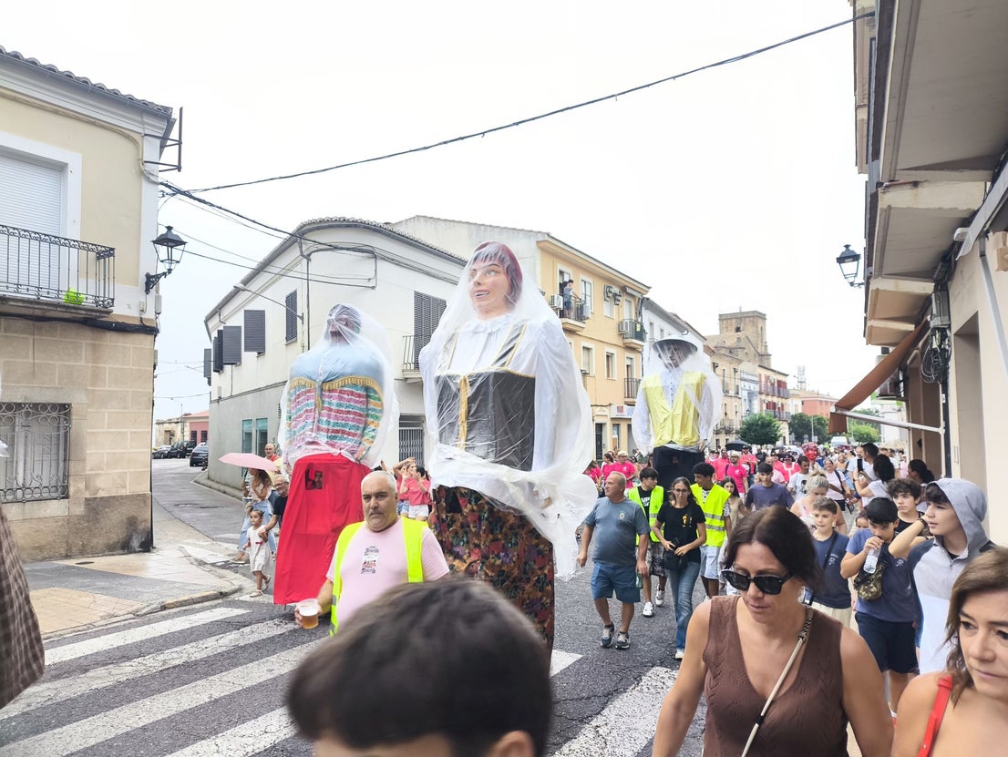 Los gigantes y cabezudos por las calles de la ciudad