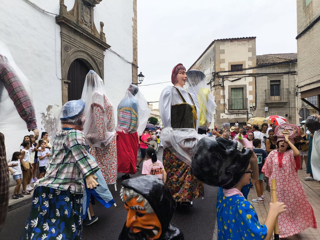Los gigantes y cabezudos por las calles de la ciudad