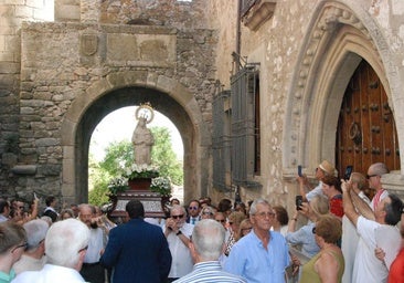 Subida de la imagen de la Virgen al castillo