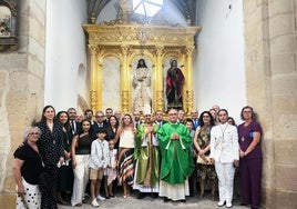 El retablo junto a integrantes de la cofradía y autoridades