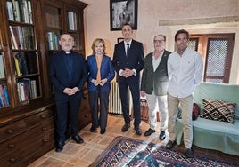 Representantes de la Fundación, Pilar del Castillo y su hijo, junto al primer teniente de alcalde