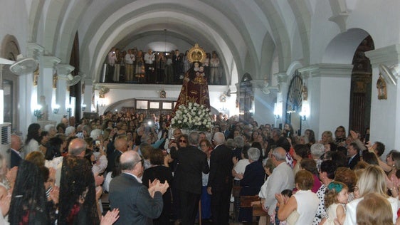 La entrada de la Patrona en la iglesia tras la procesión celebrada este domingo