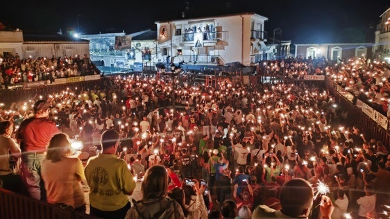 La plaza de toros abarrotada, cantando la Salve, ayer por la noche