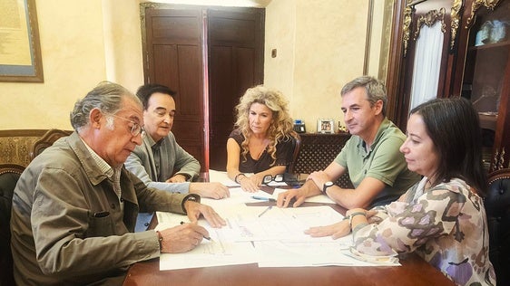 Encuentro entre la alcaldesa y el presidente de Apamex, junto con el técnico de la Otaex y técnicos municipales