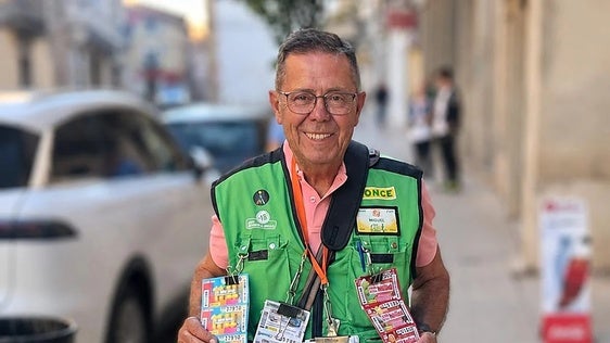 El vendedor de la ONCE Miguel Nieto vuelve a llevar la suerte en un mes de octubre