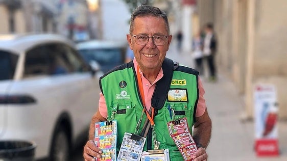 El vendedor de la ONCE Miguel Nieto vuelve a llevar la suerte en un mes de octubre