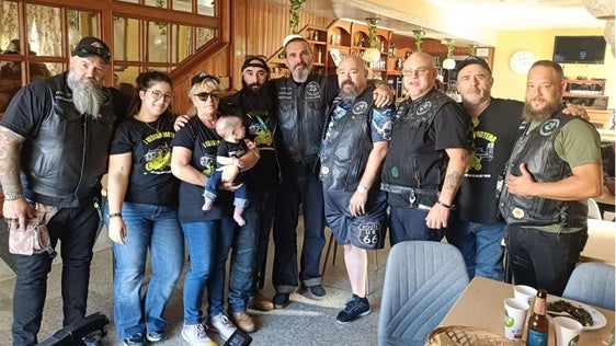 Participantes en una edición anterior, con Carlos Pablos, vicepresidente del colectivo.