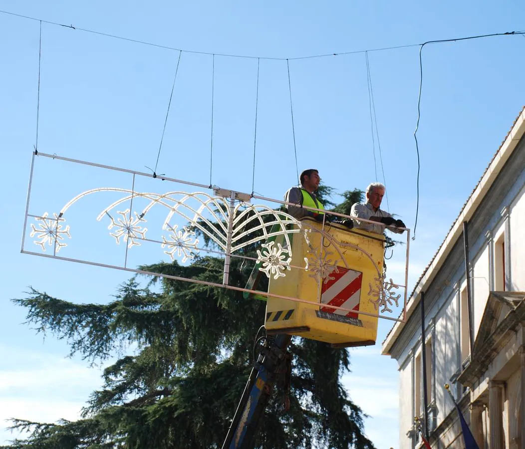 Operarios municipales ya han comenzado a instalar la iluminación navideña