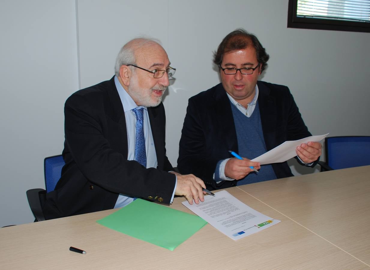 Los responsables de las dos instituciones en la firma del acuerdo JSP