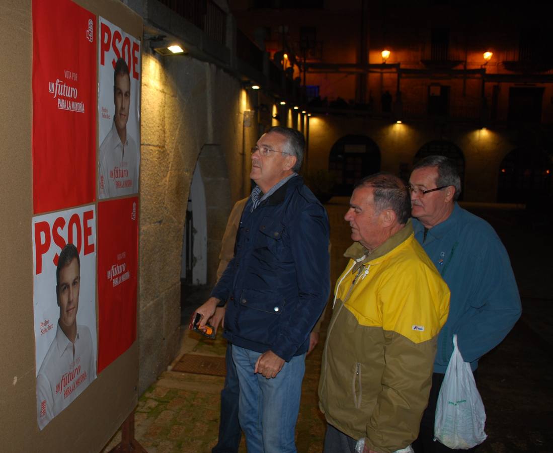 Acero junto a compañeros del partido. 