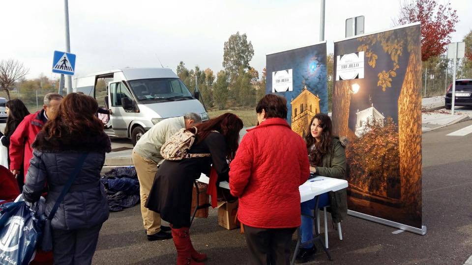 Una de las voluntarias en la captación de apoyos en Cáceres CEDIDA