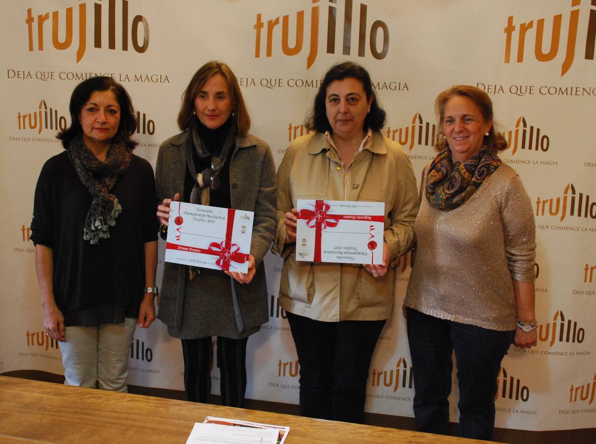 Las premiadas escoltadas por las concejalas Consuelo Soriano y Soledad Corrales 